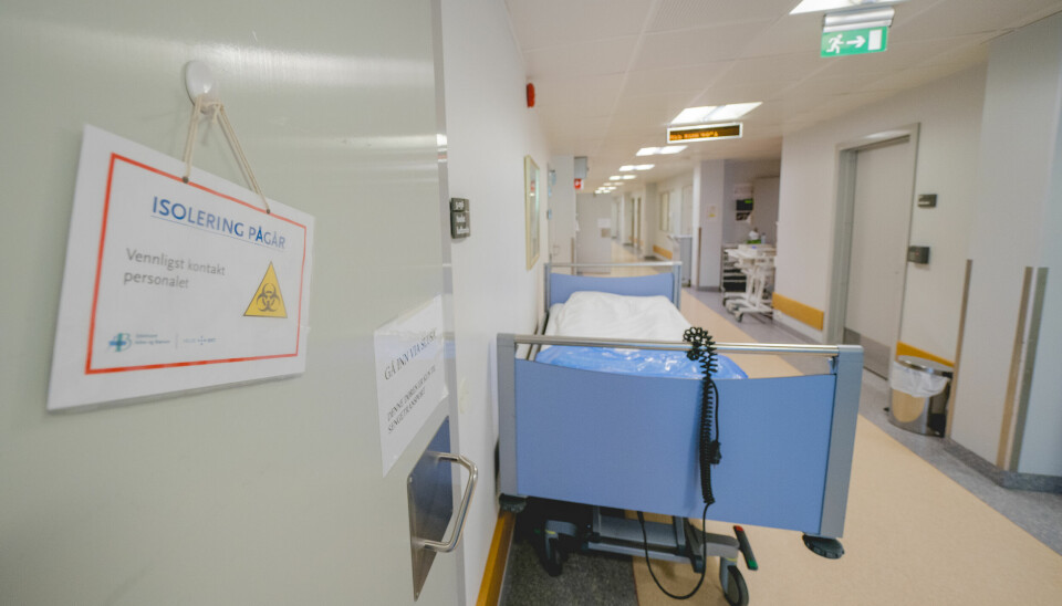 FÆRRE DØGNPLASSER: Begrepet «sykehusseng» betyr døgnplasser i spesialisthelsetjenesten. Her en seng i korridoren på Bærum sykehus. Foto: Stian Lysberg Solum / NTB