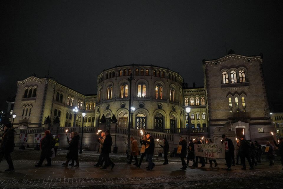 Oslo 20231121. Aksjonister går i fakkeltog for sykehusene, og danner en ring rundt Stortinget.Foto: Beate Oma Dahle / NTB