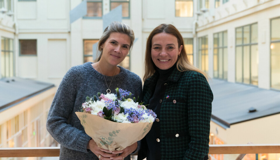 FØRSTE VINNER: Emily Annika Burger er den aller første mottakeren av Kreftforeningens Årets unge forsker-pris. Her sammen med generalsekretær Ingrid Stenstadvold Ross.