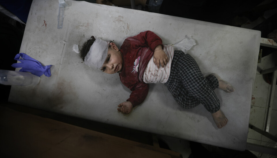 KRIG: 17.000 mennesker er bekreftet drept hittil i krigen i Midtøsten. Her får et barn behandling på Khan Younis-sykehuset på Gazastripen. Mandag aksjonerer helsepersonell over hele landet.