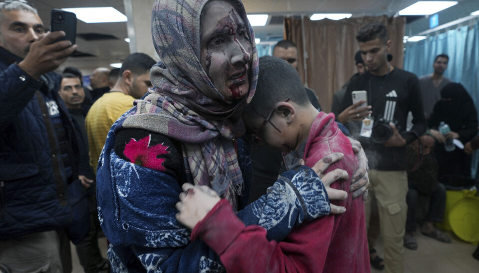 Sårede palestinere ankommer et sykehus i Deir al Balah på Gazastripen.