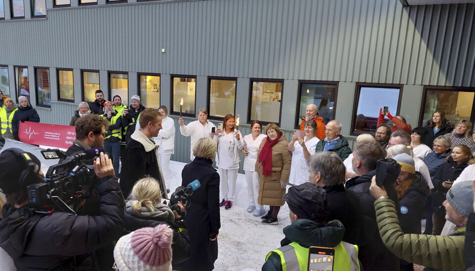 MISNØYE: Helseminister Ingvild Kjerkol ble møtt av demonstranter med fakler da hun ankom Gravdal sykehus i Vestvågøy kommune i Lofoten denne uken. En lekket rapport viser at sykehusdirektøren anbefaler nedleggelse av akuttkirurgien i både Lofoten og Narvik. Foto: Gustav Fauskanger Pedersen / Avisa Lofoten / NTB