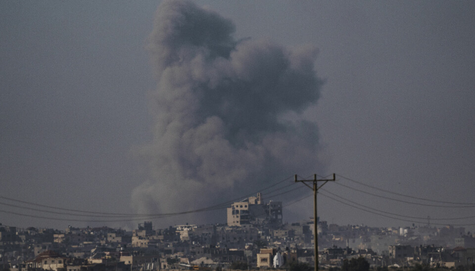 ANGREP: Røyk stiger opp fra Gazastripen etter et israelsk luftangrep mandag.