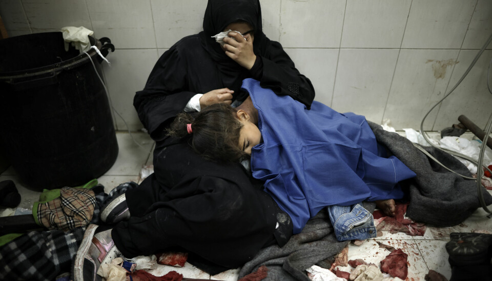 En palestinsk kvinne gråter mens hun våker over sin sårede datter på Nasser-sykehuset i Khan Younis. Bildet er tatt 22. januar. Foto: Mohammed Dahman / AP / NTB