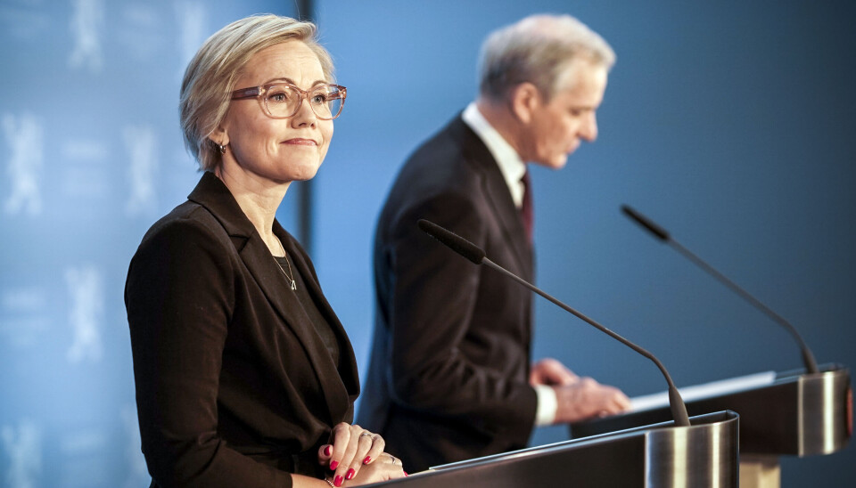Årsaken er blant annet at den personlige belastningen ble for stor, opplyser Kjerkols advokat Marianne Klausen til Khrono. Her er Kjerkol avbildet sammen med statsminister Jonas Gahr Støre (Ap) under pressekonferansen der avgangen ble annonsert.