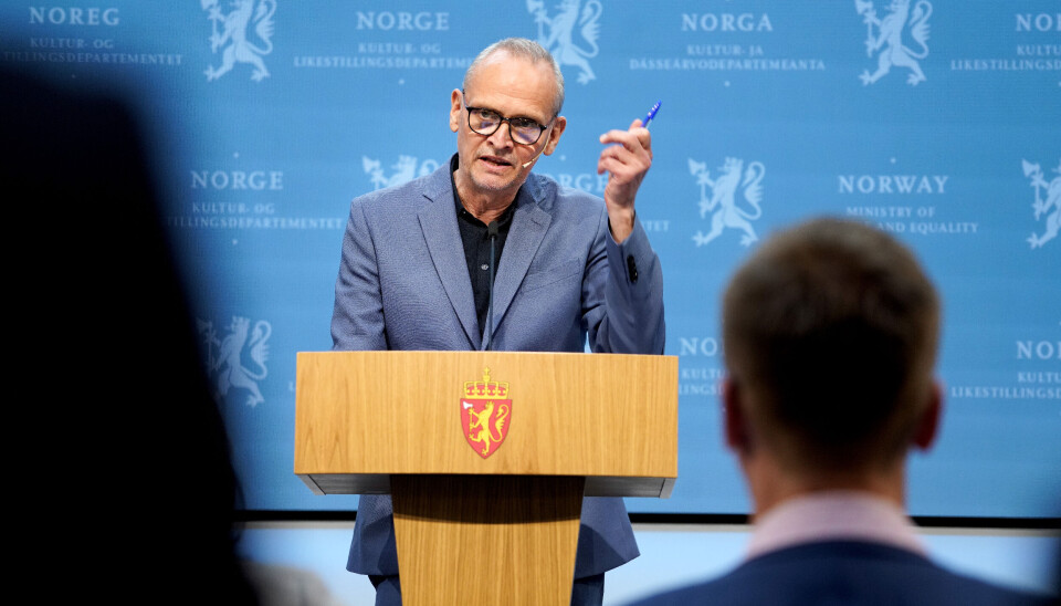 OVERLEVERTE: Claus Jervell da Kultur- og likestillingsminister Lubna Jaffery skulle motta utredning fra Mannsutvalget, onsdag.
