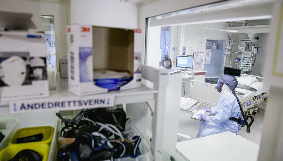 Intensivsykepleiere og en pasient på intensivkohorten på Rikshospitalet i Oslo, der mittebærende pasienter fikk respiratorbehandling under pandemien.
