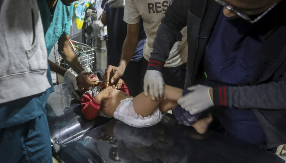OVERFYLT: De gjenværende sykehusene i Gaza er overfylt av sårede og syke. Dette barnet ble såret i et israelsk angrep mot Rafah fredag.
