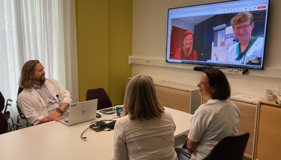 DIGITALT SAMARBEID: Samhandlingsmøte som del av «Nasjonalt pasientforløp for langvarige og sammensatte smertetilstander». Avdelingssjef Augstein Svedahl, manuell terapeut Astrid Woodhouse og Psykologspesialist Heidi Trydal (med ryggen til) har konsultasjon med «pasient» og fastlege Harald Sundby (på video).