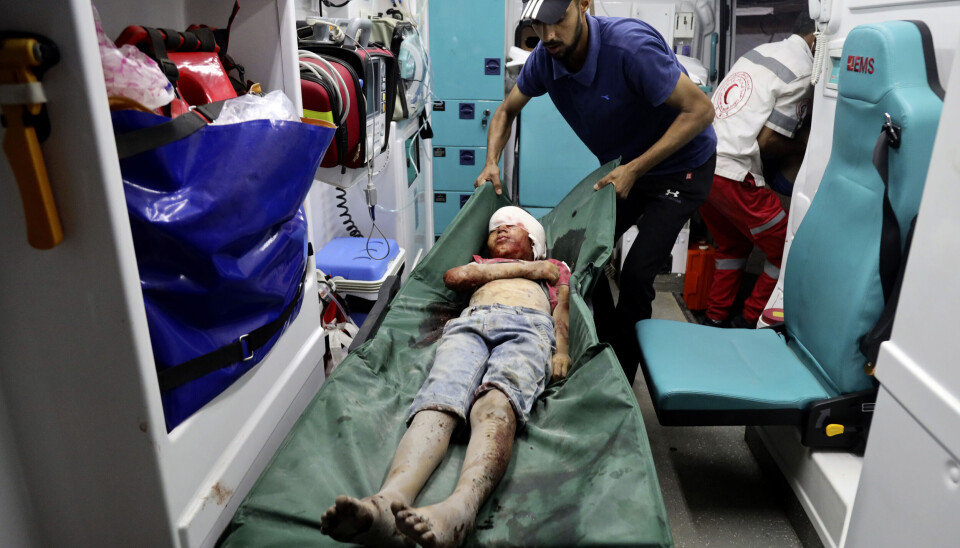 ALVORLIG: Et såret palestinsk barn blir brakt til sykehus i Deir al-Balah på Gazastripen sist fredag. Foto: Saher Alghorra / AP / NTB