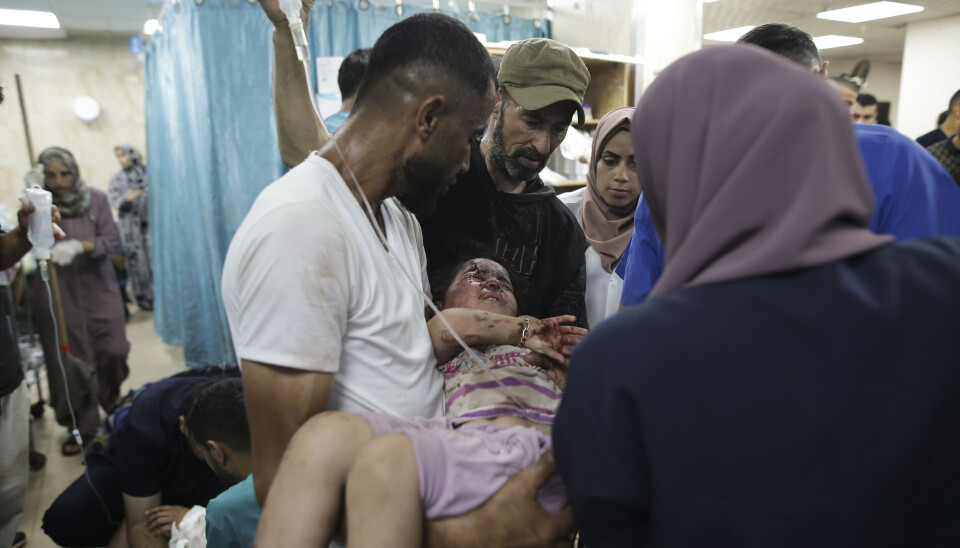 FÅR HJELP I NORGE: Bildet som er tatt 8. juni i år, viser et palestinsk barn som ble såret i et israelsk bombeangrep på al-Aqsa-sykehuset i Deir al Balah midt på Gazastripen.
