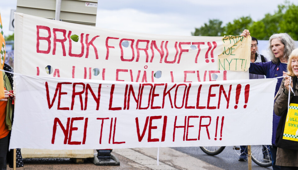 Det er uenighet om hvorvidt anleggsarbeidet på Gaustad bør fortsettes eller stanses. Tirsdag morgen var politiet på stedet og stoppet anleggsarbeidere som satte opp gjerder rundt det planlagte området. Bildet er tatt ved en tidligere demonstrasjon. Foto: Terje Pedersen / NTB