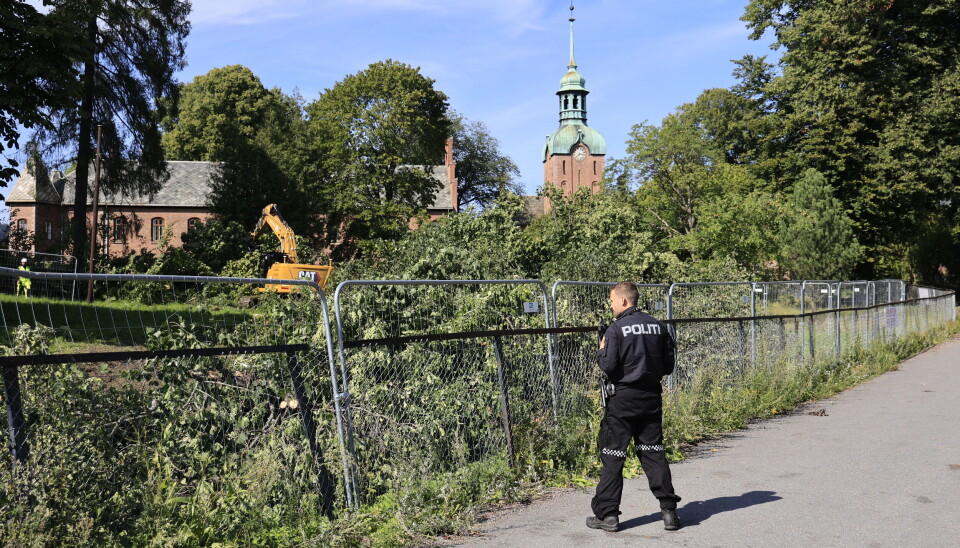AKSJONISTER FJERNET: Mandag fjernet politiet flere aksjonister på Lindekollen ved Gaustad sykehus, som demonstrerte mot at trær ofres til fordel for å bygge en vei i forbindelse med byggingen av nye Rikshospitalet. Foto: Tor Erik Schrøder / NTB