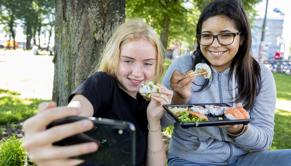 SOSIALE NETTVERK: Helsemyndighetene erkjenner at om de skal få folk til å spiser sunt, må de helst etablere sunnere spisevaner tidlig i livet. Da er det sosiale nettverk og influensere som har mest gjennomslagskraft.