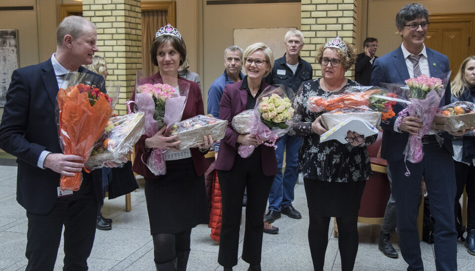FEIRET: I 2017 feiret medlemmene av helse- og omsorgskomiteen med blomster og fruktkurver etter at det ble politisk flertall for en times fysisk aktivitet daglig i grunnskolen. Fra venstre: Erlend Larsen (H), Kjersti Toppe (Sp), Ingvild Kjerkol (Ap) og Olaug Bollestad (KrF) og Per Espen Stoknes (MDG).