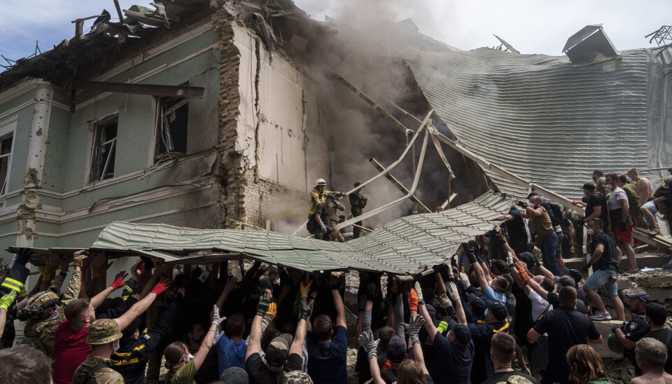 BARNESYKEHUS: Redningsmannskaper og frivillige forsøker å redde ut mennesker fra ruinene av barnesykehuset i Kyiv som ble utsatt for et russisk rakettangrep 8. juli i år. Ifølge WHO har det vært nærmere 2000 angrep på sykehus, klinikker og andre helsefasiliteter i Ukraina siden krigen startet for to og et halvt år siden.