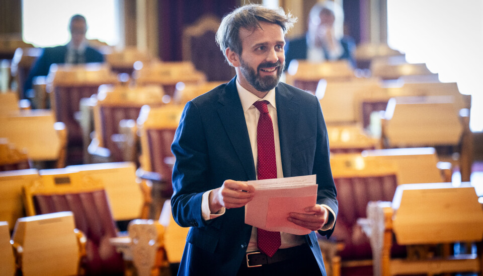FORBUD: Regjeringen vil ansvar overfor unge, sier helse- og omsorgsminister Jan Christian Vestre (Ap). Derfor legger de fram forslag om forbud mot reklame for usunn mat og drikke som rettes mot unge.