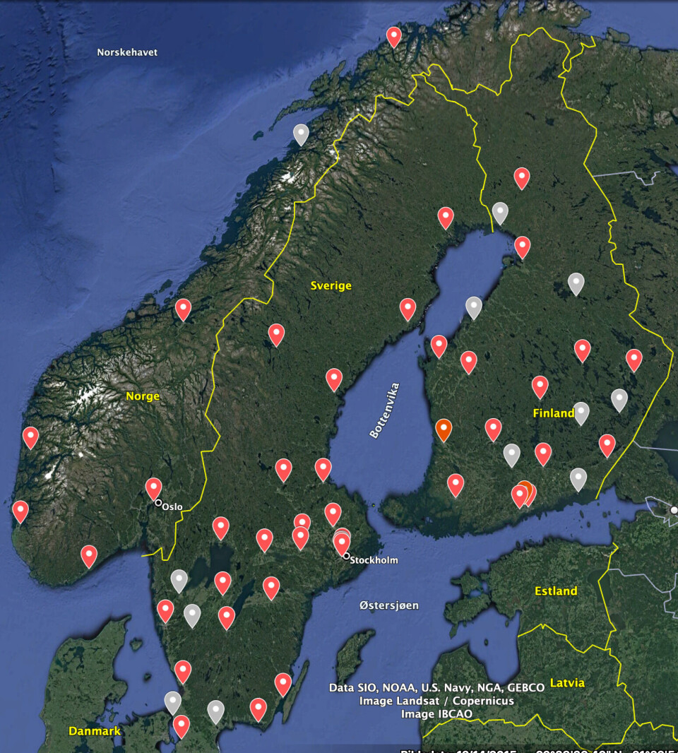 MOT STRØMMEN: Over er et kart over Norge, Sverige og Finland. Se nøye på avstandene i nord! De røde markeringene er sykehus som har døgnåpne PCI-sentre. De grå markeringene er sykehus med dagtidsåpne PCI-sentre. Sverige og Finland desentraliserer PCI-tilbudet sitt, mens Norge går motsatt vei. Skjermdump/Google Maps