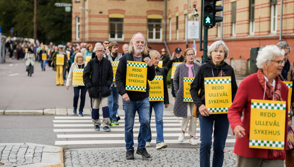 SLO RING: Mange fant veien til markeringen mot salg av Ullevål sykehus i regi av aksjonsgruppen «Redd Ullevål sykehus» mandag. Aksjonister slo ring rundt sykehustomten. Foto: Cornelius Poppe / NTB