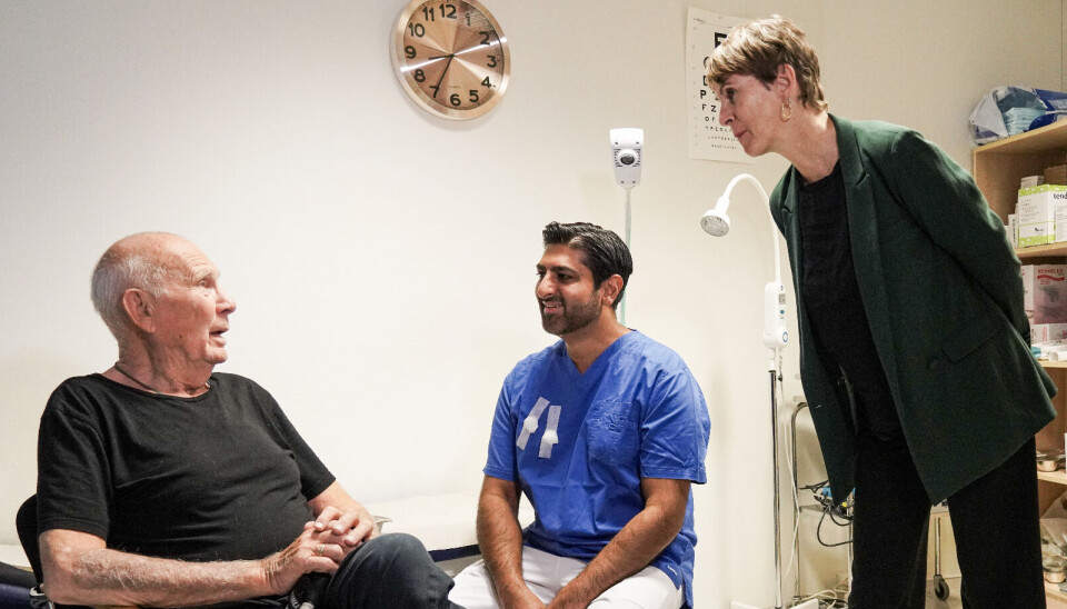 Gunnar Erik Olvin, 92 år, får korona- og influensavaksine av fastlege Sohail Aslam. Direktør ved FHI, Guri Rørtveit, og kommuneoverlege Karoline Harding (t.h.) hadde invitert til pressekonferanse og vaksinering.