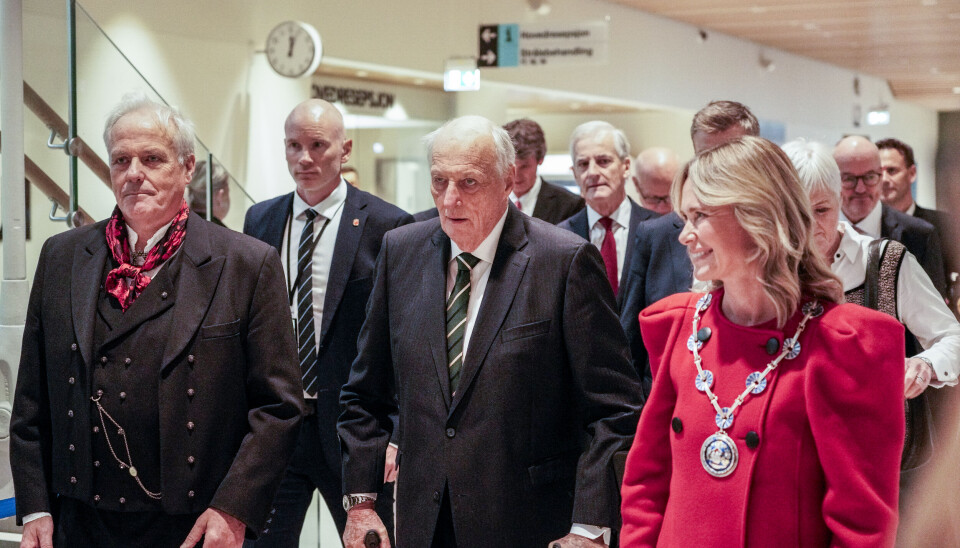 NYTT: Kong Harald sammen med ordfører i Oslo, Anna Lindboe (t.h.), og klinikkleder Sigbjørn Smeland (t.v.) under åpningen.