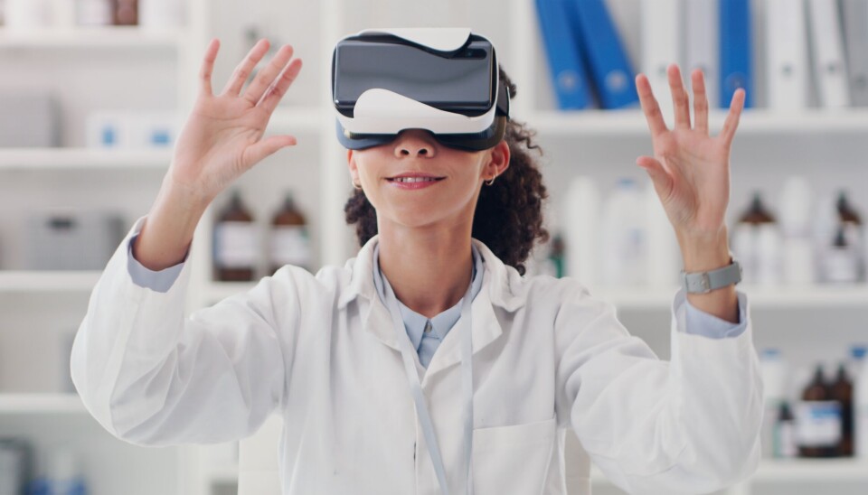 TRYGGERE: Gjennom VR-simuleringer er målet at de blir tryggere på å gi god omsorg til den enkelte. Foto: Shutterstock / NTB