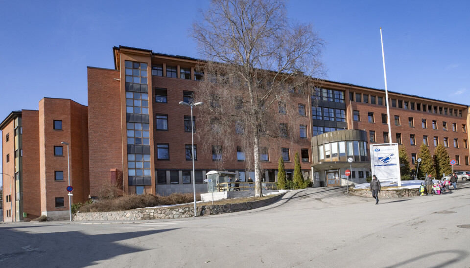 SENDT MELDING TIL ANSATTE: Sykehuset Innlandet Gjøvik gått i rød beredskap, grunnet bussulykken. Sykehuset skriver i en melding til sine ansatte at de muligens vil ha behov mer ressurser.