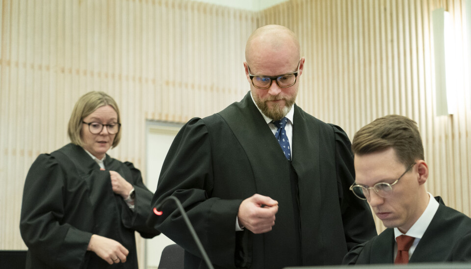 I RETTEN: Statsadvokat Eli Reberg Nessimo (t.v.), forsvarer Erlend Hjulstad Nilsen og statsadvokat Rikhard Haugen Lyng (t.h.) under rettssaken mot tidligere kommuneoverlege Arne Bye i Frosta i Trøndelag tingrett.