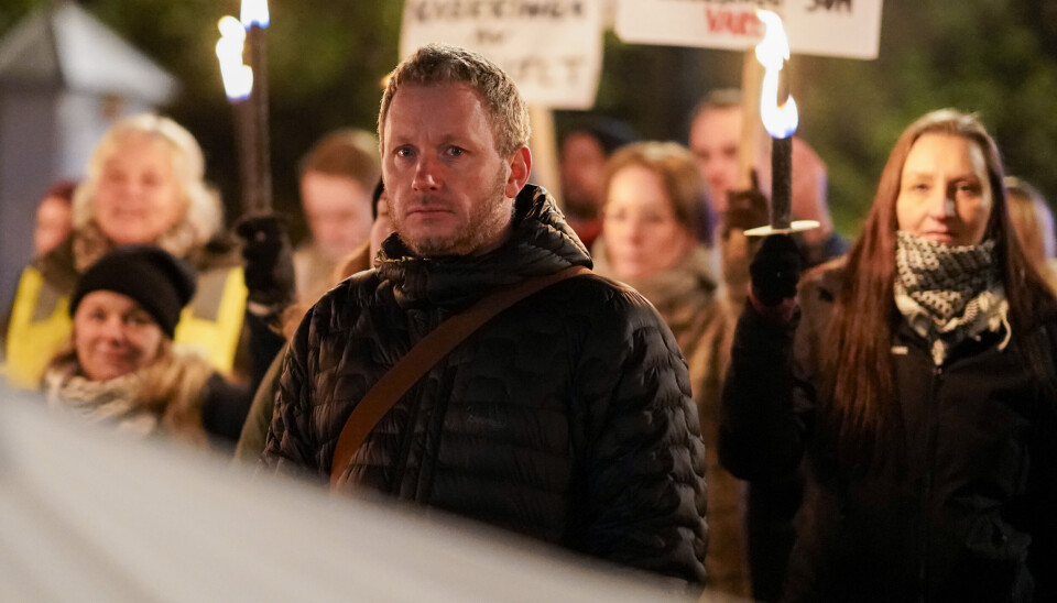 DEMONSTRERTE: Jonas Finnby går i fakkeltog fra Østbanehallen til Stortinget for å demonstrere mot nedbygging av behandlingstilbud for rusavhengige.