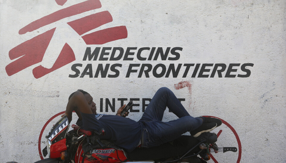 En taxisjåfør slapper av utenfor en Leger uten grenser-klinikk i Haitis hovedstad Port-au-Prince. Hjelpeorganisasjonen stanser arbeidet der etter flere trusler den siste tiden, blant annet fra politiet.