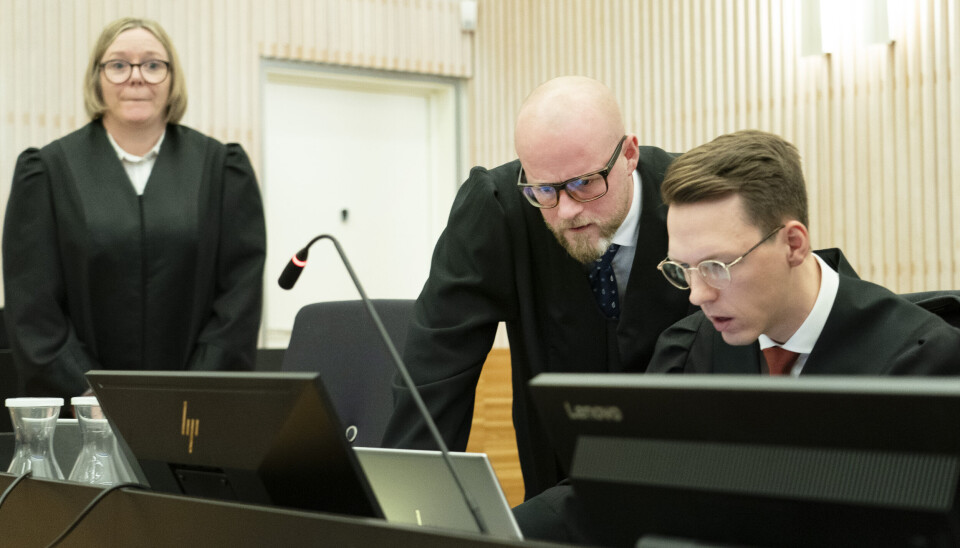 RETTSSAK: Statsadvokat Eli Reberg Nessimo (t.v.), forsvarer Erlend Hjulstad Nilsen og statsadvokat Rikhard Haugen Lyng (t.h.) fotografert under en av de første dagene av rettssaken mot den tidligere kommuneoverlege Arne Bye i Frosta i Trøndelag tingrett. Foto: Gorm Kallestad / NTB