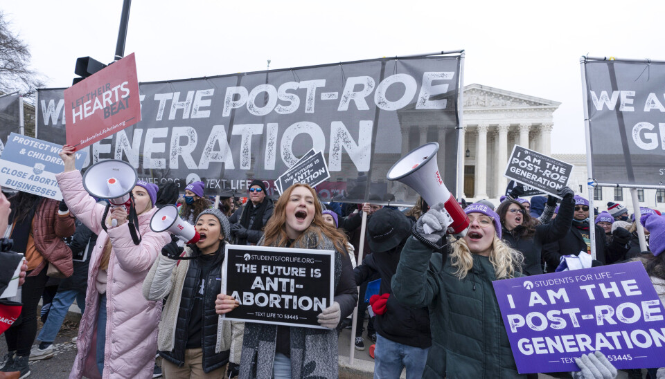 INFORMASJON: Abortmotstandere under en marsj i Washington i 2022. Samme dag som Trump ble tatt i ed for andre gang, har en statlig nettside med helseinformasjon for kvinner, blant annet abort, forsvunnet fra nettet. Foto: Jose Luis Magana / AP / NTB