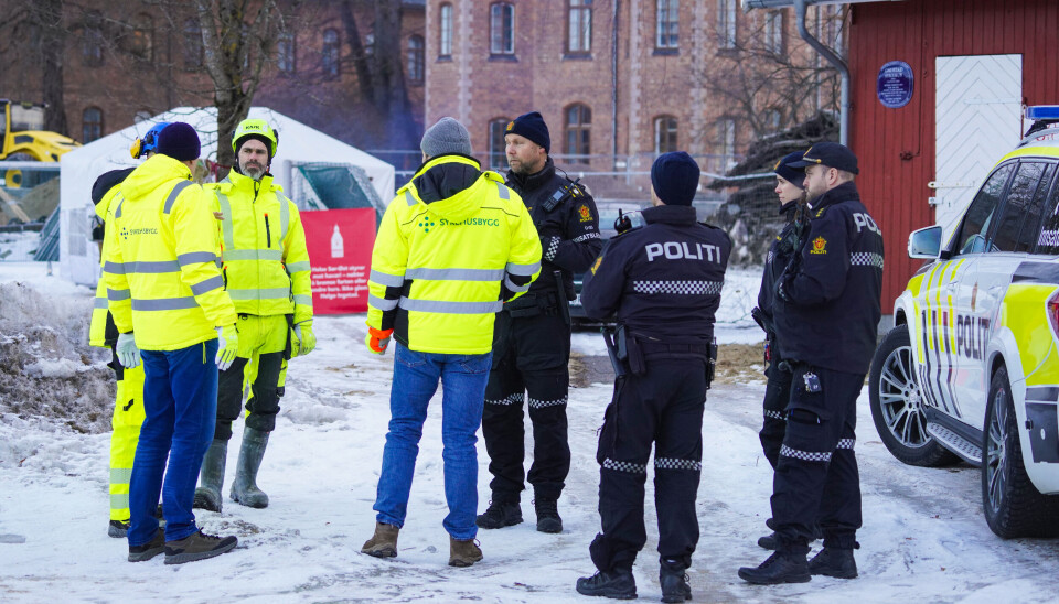 PÅ PLASS: Politiet er på Gaustad og snakker med demonstranter nekter å fjerne seg fra et område hvor det skal utføres anleggsarbeider.