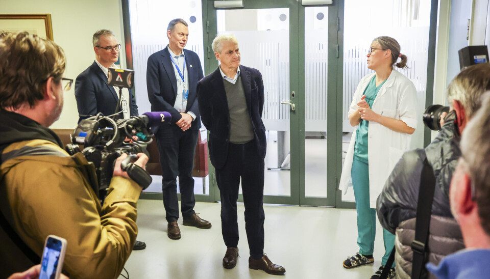 Statsminister Jonas Gahr Støre besøkte St. Olavs hospital mandag for å snakke om helsekøer. Her i samtale med klinikksjef Tina Strømdal Wik. Foto: Jan Langhaug / NTB