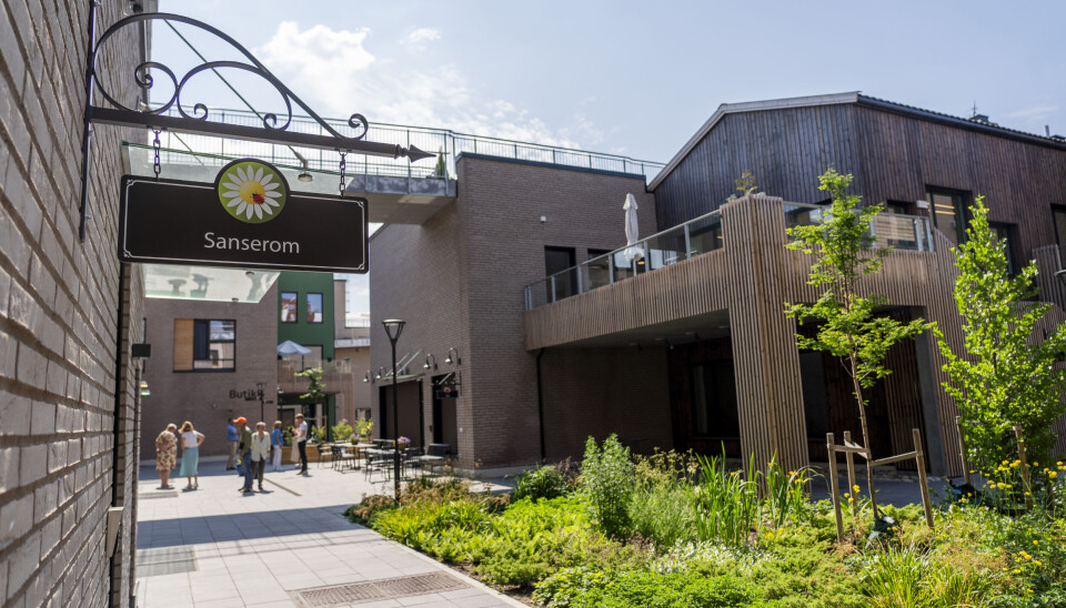 DEMENS: Demenslandsbyen Dronning Ingrids hage på Lille Tøyen i Oslo er et lukket bofellesskap for rundt 130 innbyggere. Stadig flere eldre gir også flere med demens, slik at samfunnets kostnader øker kraftig.