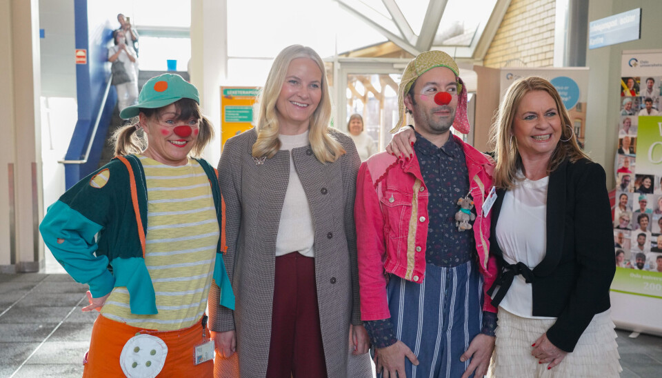 Kronprinsesse Mette-Marit besøkte Ullevål sykehus der hun fikk møte sykehusklovnene Hedda Munthe (t.v.) og Arturo Tover. Sykehusklovnene jobber på sykehus over hele landet. Til høyre, Ellen Arnstad, som er daglig leder i Sykehusklovnene. Foto: Ole Berg-Rusten / NTB