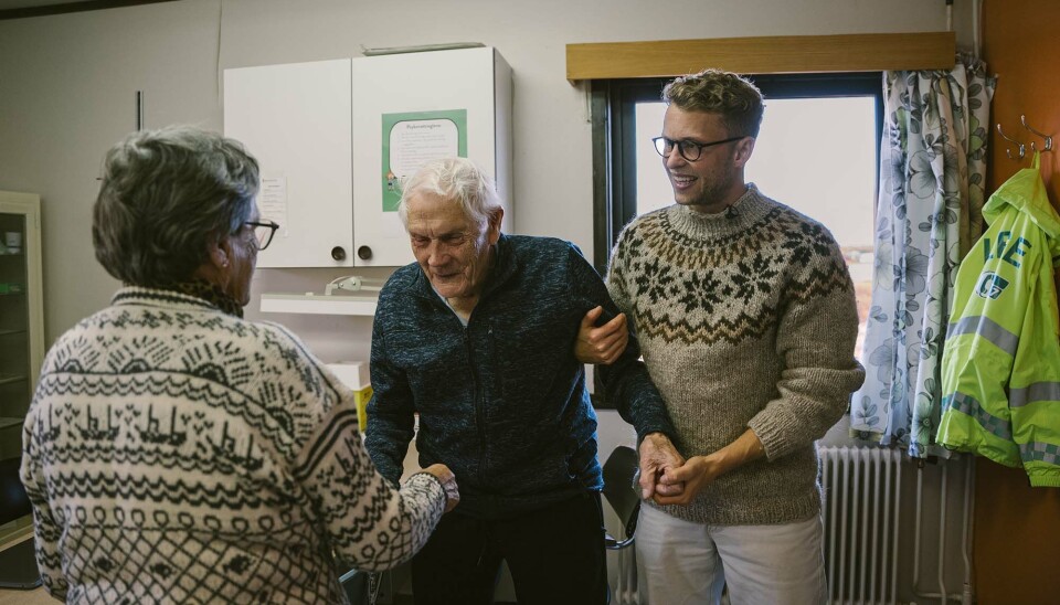 Kort reisevei: Bjarne og kona Astrid er glade for at legene kommer ut til øya.