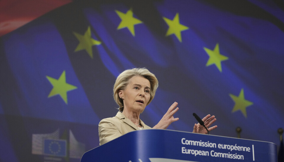 RIPE I LAKKEN: EU-kommisjonens president Ursula von der Leyen har fått en stor ripe i lakken. Foto: AP / NTB