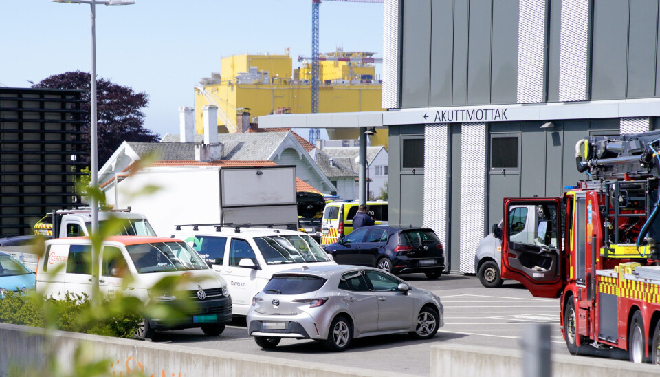 Politiet har kontroll på en antatt gjerningsperson etter en knivstikking på akuttmottaket på Haugesund sykehus fredag. Hendelsen ble kategorisert som en PLIVO-hendelse (pågående livstruende vold). Foto: Jan Kåre Ness / NTB
