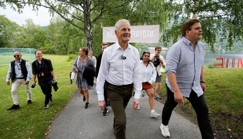 PRESENTERT PÅ UTØYA: Statsminister Jonas Gahr Støre (Ap) besøker AUFs sommerleir på Utøya torsdag. Her sammen med blant andre AUF-leder Gaute Børstad Skjervø. Foto: Lise Åserud / NTB