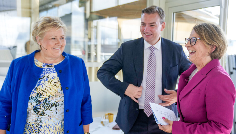 PRESENTERTE HELSEPOLITIKK: Høyreleder Erna Solberg, nestleder Henrik Asheim og helsepolitisk talsperson Tone Wilhelmsen Trøen presenterer ny helsepolitikk under en pressekonferanse i Oslo mandag. Foto: Heiko Junge / NTB