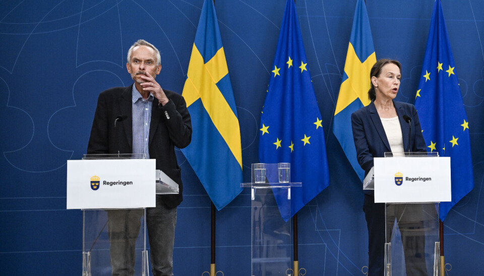 SLUTTER: Magnus Gisslén, til venstre, slutter i jobben som statsepidemiolog og er svært kritisk til sin tidligere arbeidsgiver. Bildet er tatt under en pressekonferanse om m-kopper i Sverige i august 2024. Foto: Fredrik Sandberg/TT News Agency via AP / NTB