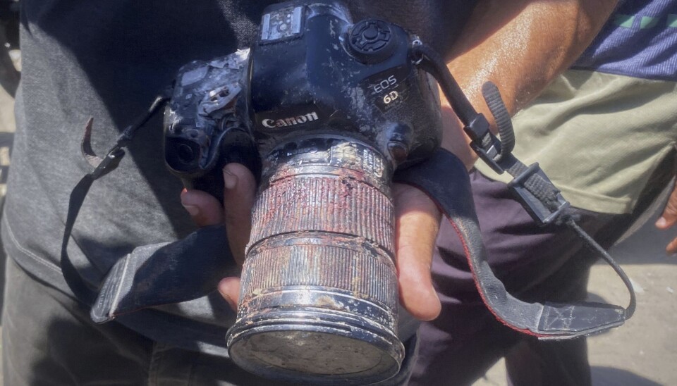 Et bilde gitt ut av familien viser kameraet fotojournalisten Mariam Dagga brukte da hun ble drept i et israelsk angrep mot Nasser-sykehuset i Gaza mandag. Foto: AP / NTB