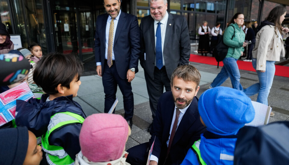 Helse- og omsorgsminister Jan Christian Vestre, stortingspresident Masud Gharahkhani og Frps Morten Wold ankommer åpningen av det nye Drammen sykehus.
