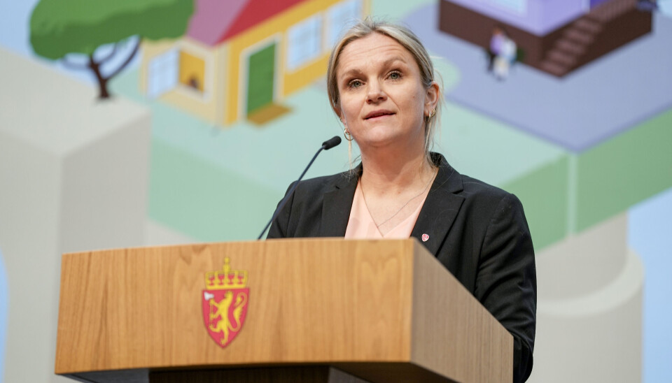 Statssekretær i Helse- og omsorgsdepartementet Ellen Rønning-Arnesen (Ap) sier at det er behov for flere fagfolk innen eldreomsorgen. Her under en pressekonferanse i mai i fjor. Foto: Beate Oma Dahle / NTB