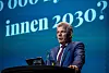 Bjørnar Skjæran står ved talerstolen på en scene med blå bakgrunn og teksten «innen 2030?»