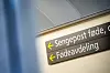 Skilt med piler som viser mot fødepost og fødeavdeling på Rikshospitalet i Oslo.