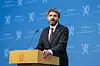 Jan Christian Vestre står ved en talerstol foran blå bakgrunn under en pressepresentasjon i Oslo.