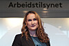 Ingvill Kvernmo står foran skiltet til Arbeidstilsynet i Oslo.