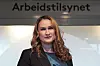 Ingvill Kvernmo står foran skiltet til Arbeidstilsynet i Oslo.